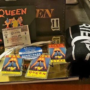 QUEEN – (Live at) Wembley Roadie Cube CD/DVD + Goodies Box Set 